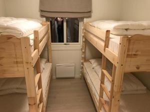 2 Etagenbetten in einem Zimmer in der Unterkunft Voss Resort Bavallstunet in Skulestadmo