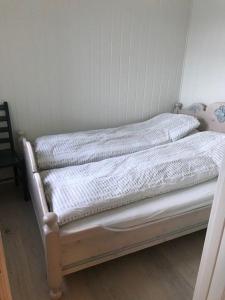 ein kleines weißes Bett in einem Zimmer mit in der Unterkunft Voss Resort Bavallstunet in Skulestadmo