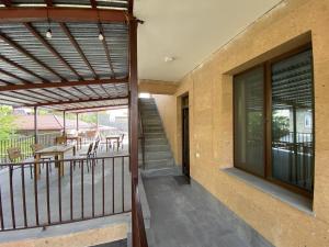 Rõdu või terrass majutusasutuses Kenut Hostel