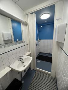Koupelna v ubytování Office House Services 207