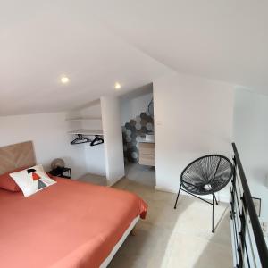 ein Schlafzimmer mit einem Bett und einem Stuhl darin in der Unterkunft côté verdon 1 in Quinson