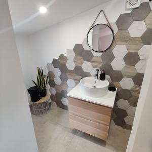 ein Bad mit einem Waschbecken und einem Spiegel in der Unterkunft côté verdon 1 in Quinson
