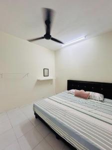 a bedroom with a bed with a ceiling fan at D'Iman UTP Seri Iskandar Homestay in Kampung Bota Kiri