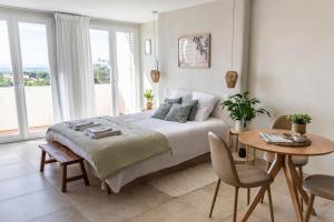 Rúm í herbergi á VUE 180°, superbe appartement cocooning !