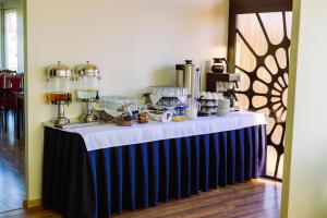 Hotel Kliper في فواديسوافوفو: طاولة بيضاء وسوداء عليها طعام