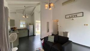 Nhà bếp/bếp nhỏ tại PURU AT JANTHIEL 8C - with pool, outdoor lounge and close to the beach