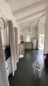 Nhà bếp/bếp nhỏ tại PURU AT JANTHIEL 8C - with pool, outdoor lounge and close to the beach