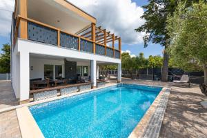 una piscina en el patio trasero de una casa en Villa Novum, en Malinska