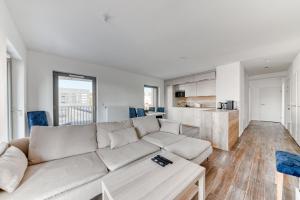 ein Wohnzimmer mit einem Sofa und einer Küche in der Unterkunft GuestReady - Charming getaway with a terrace in Lyon