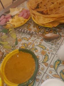 una mesa con un tazón de sopa y un plato de comida en Dar Rita en Houmt El Souk