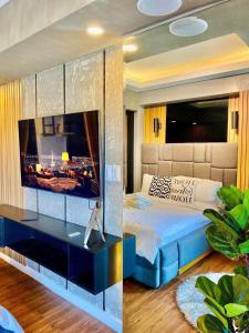 ein Schlafzimmer mit einem Flachbild-TV an der Wand in der Unterkunft Azure North Amirah’s Place in San Fernando