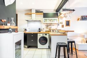 蒙魯日的住宿－GuestReady - Charming stay in Montrouge，厨房配有洗衣机和洗衣机。