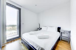 Katil atau katil-katil dalam bilik di GuestReady - Modern charm near city centre