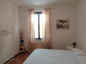 una camera con letto e finestra di Casa Sant'Anna a Ozzano Monferrato