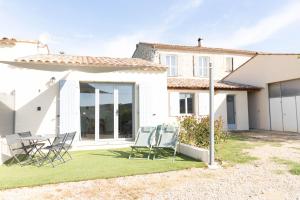 a villa with a view of the yard at coté verdon 2 in Quinson