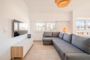 a living room with a couch and a flat screen tv at GuestReady - Sunny Retreat in Costa da Caparica in Costa da Caparica