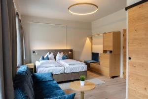 um quarto de hotel com uma cama e um sofá em Hotel Zum Mohren em Reutte