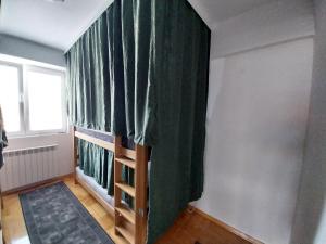 TV a/nebo společenská místnost v ubytování Railway Hostel