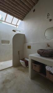 蒙納的住宿－The Mudhouse Marayoor，客房内设有带水槽和卫生间的浴室