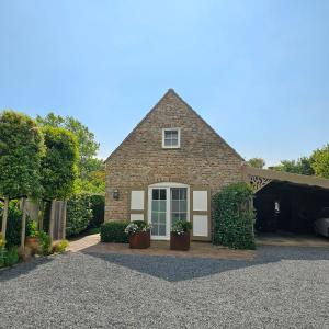 a brick house with a window and a driveway at Vrijstaand vakantiehuis AK14 Aagtekerke in Aagtekerke