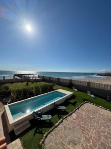 Πισίνα στο ή κοντά στο Oasis en la playa: piscina y relax