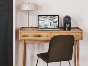 - un bureau avec un ordinateur portable et une chaise dans l'établissement Maisons du Monde Hôtel & Suites - La Rochelle Vieux Port, à La Rochelle