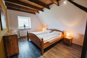 1 dormitorio con cama y ventana en Ferienwohnung Olaf en Schneverdingen