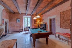 ein Wohnzimmer mit einem Billardtisch in der Unterkunft La Jembertie en Périgord in Grignols