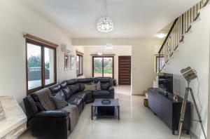 Гостиная зона в Tremithousa Villa