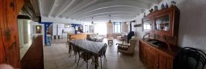 Grand gîte à la campagne في Missé: مطبخ وغرفة معيشة مع طاولة في منزل