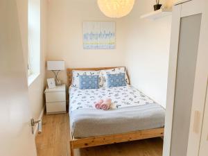 Un dormitorio con una cama con un animal de peluche rosa. en Lovely 3 bed apartment in the City of London, en Londres
