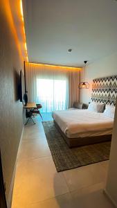 Un dormitorio con una cama grande y una ventana en Suite on the beach en Haifa