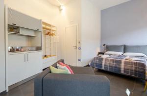 サレルノにあるB&B Un Passo Dal Treno Piazza Vittorio Veneto 36-Salerno Stationのベッドとソファのあるリビングルーム