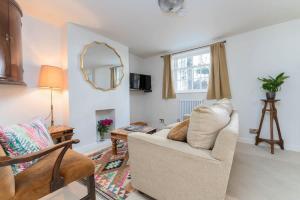 a living room with a couch and a mirror at Lovely Flat Ensuite Bathroom Private Courtyard in Brighton & Hove