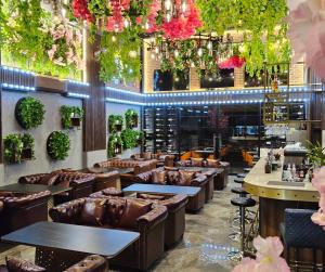 パタヤ・セントラルにあるXQ Pattaya Hotelの花とソファのあるレストラン