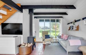 uma sala de estar com um sofá e uma televisão de ecrã plano em Beautiful Home In Hadsund With Kitchen em Hadsund