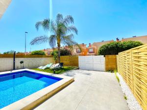 Bazén v ubytovaní Villa Bambu Gran Alacant by Villas&You alebo v jeho blízkosti