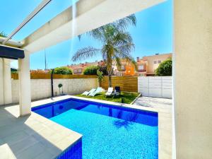 Bazén v ubytovaní Villa Bambu Gran Alacant by Villas&You alebo v jeho blízkosti