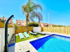 Bazén v ubytovaní Villa Bambu Gran Alacant by Villas&You alebo v jeho blízkosti