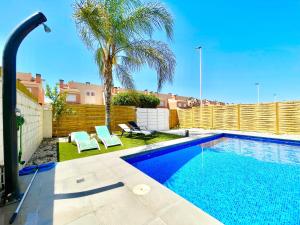 Bazén v ubytovaní Villa Bambu Gran Alacant by Villas&You alebo v jeho blízkosti