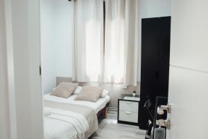巴塞隆納的住宿－魯塔弗朗西亞旅館，一间卧室设有两张床和窗户。