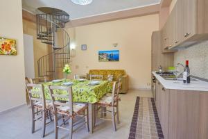 Η κουζίνα ή μικρή κουζίνα στο Casa Maria Stella Scopello +12 φωτογραφίες