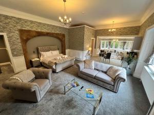 een grote woonkamer met een bed en een bank bij Rossal House Apartments, Inverness, Highlands in Inverness