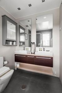 La salle de bains est pourvue de 2 lavabos et de 2 miroirs. dans l'établissement GuestReady - Charming place in Madrid, à Madrid