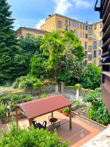 - une table de pique-nique et des chaises dans le jardin dans l'établissement Hotel Sara, à Milan