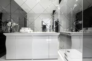 ミエルノにあるDune - Apartament Executive z prywatną saunąの白い洗面台と鏡のあるバスルーム +28枚の写真