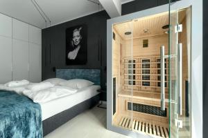 ミエルノにあるDune - Apartament Executive z prywatną saunąのベッドルーム1室(ベッド1台、ガラスドア付)