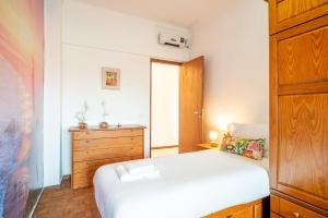 a small bedroom with a bed and a dresser at GuestReady - Sea Breeze in Costa da Caparica in Lisbon