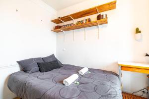 een slaapkamer met een bed met twee controllers erop bij GuestReady - Stylish Hideaway near Bercy Parc in Parijs
