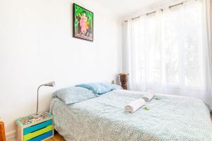 1 dormitorio con cama y ventana en GuestReady - Lovely stay near Montparnasse en París
